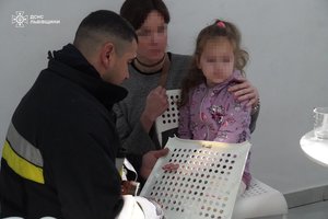 У Львові надзвичайники допомогли дівчинці, яка під час гри застрягла пальчиками у кріслі