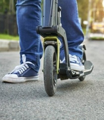 На Бойчука водій електросамоката збив 56-річну жінку на тротуарі та втік з місця ДТП