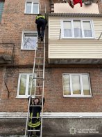 На Львівщині мама на добу залишила в квартирі восьмирічну доньку і немовля