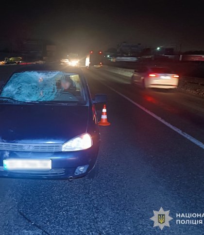 На трасі неподалік Львова автомобіль на смерть збив 42-річного чоловіка
