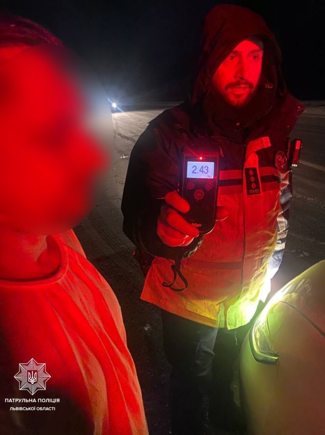 На Львівщині пʼяний водій фурою перекрив дорогу