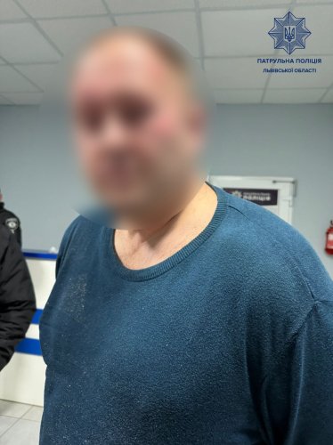Вночі у Львові 44-річний чоловік виламав двері в ТЦ і повідомив про його замінування