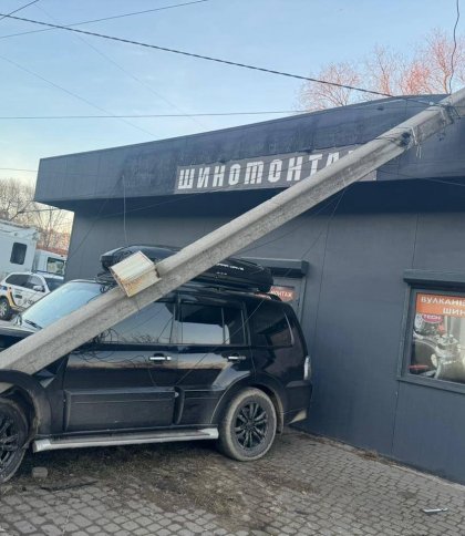 У Львові пʼяний водій Mitsubishi вʼїхав у стовп та пошкодив шиномонтаж