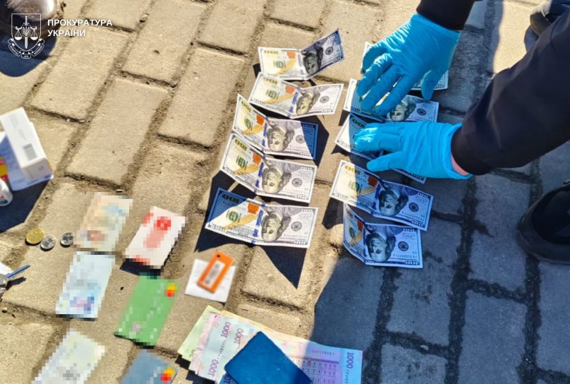 Адвокат на Львівщині вимагав 2800 доларів за реєстрацію права власності на комунальний готель