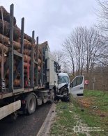 На Золочівщині мікроавтобус зіткнувся з вантажівкою: троє травмованих