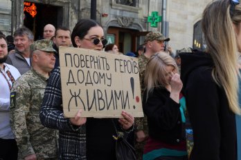 Ветеран з ампутацією рук і ніг підняв прапор до 770-річчя Львова
