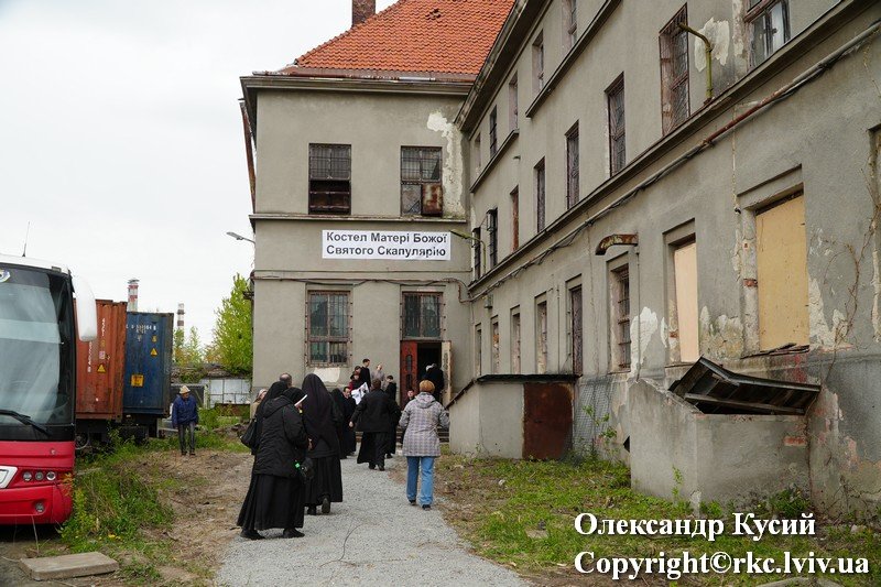 У зруйнованому костелі кармелітів босих у Львові вперше за 80 років пролунала молитва