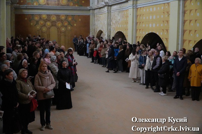 У зруйнованому костелі кармелітів босих у Львові вперше за 80 років пролунала молитва